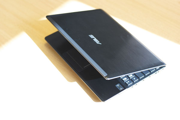 Design del nuovo EeePC 1018p